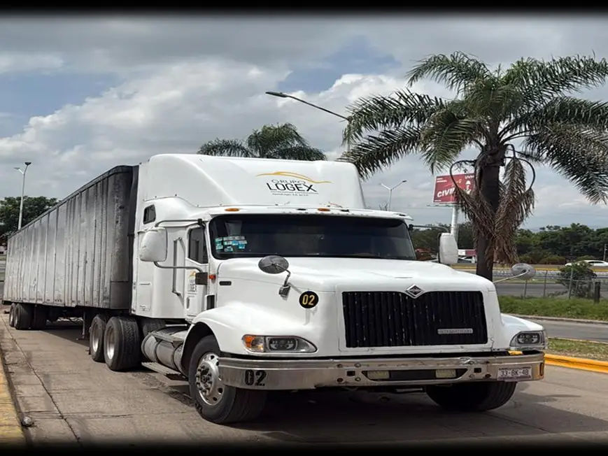 Tractocamión International con caja de 53 pies de Grupo Logex