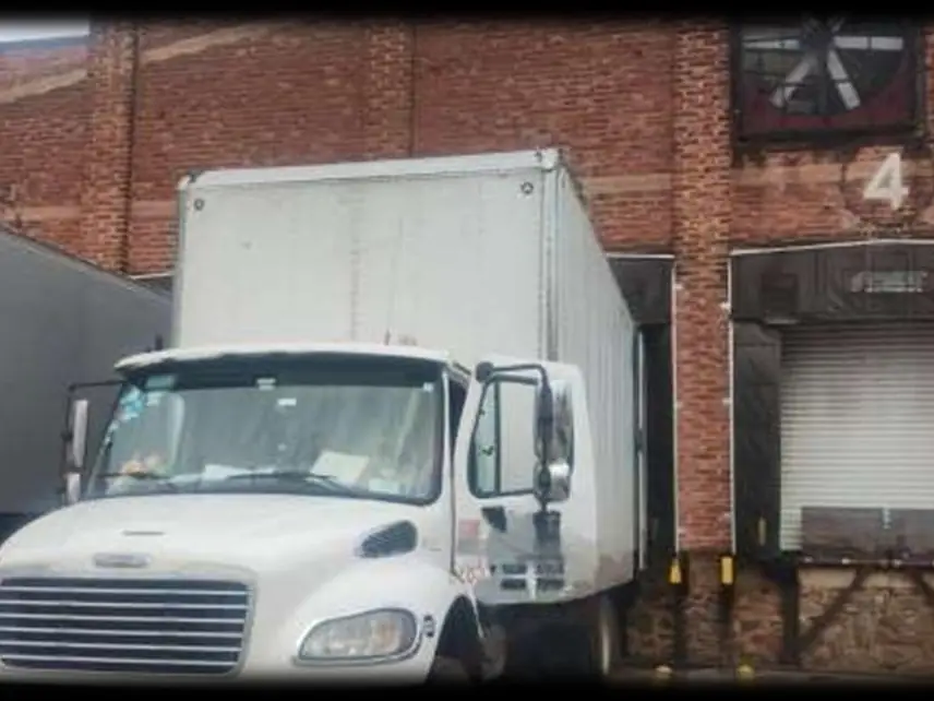 Camión Thornton con caja de Grupo Logex