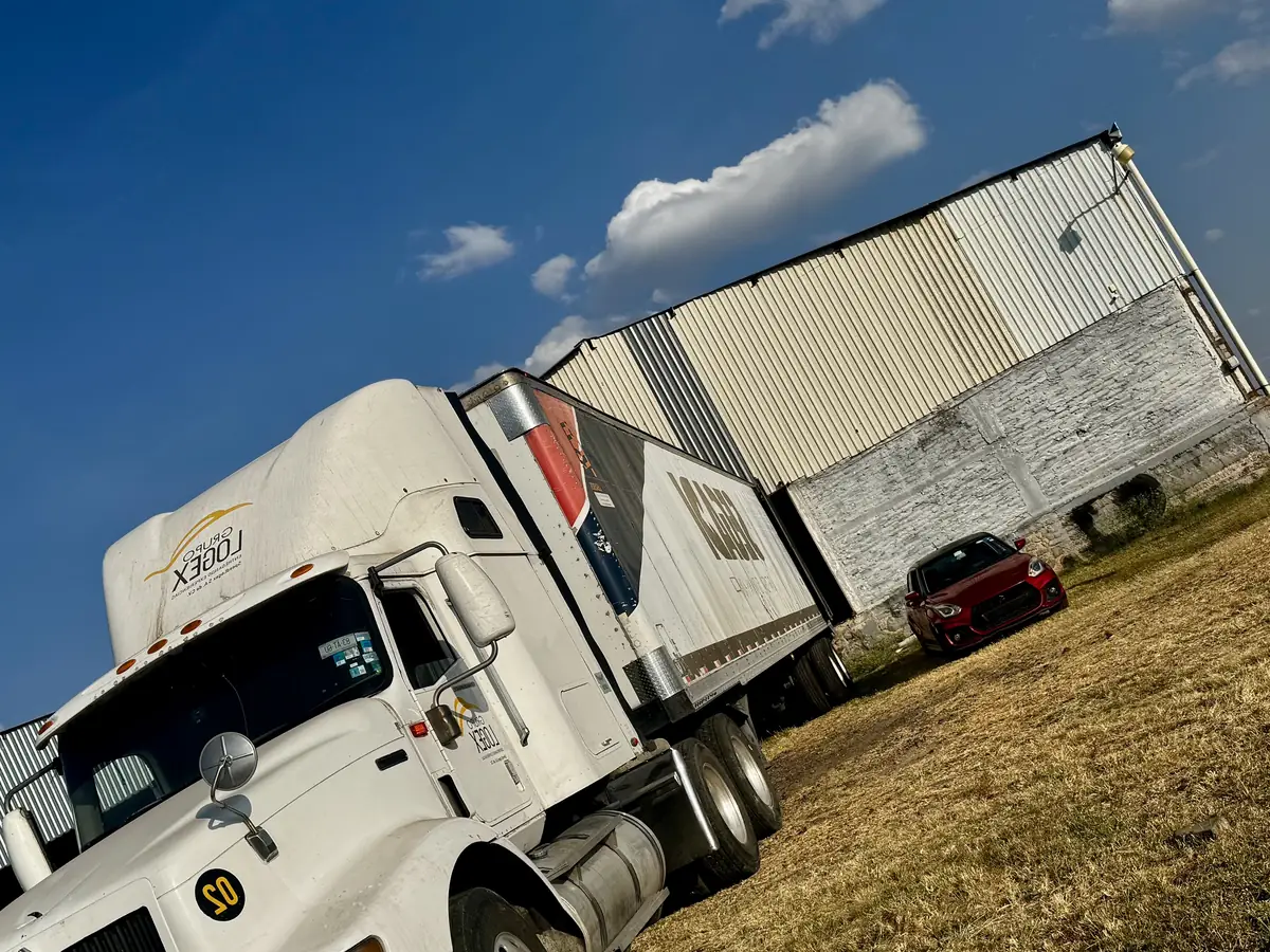 Tractocamión de Grupo Logex con caja seca